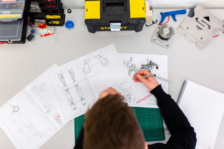 Ilustrasi kuliah industrial engineering. Perusahaan cenderung suka dengan karyawan yang multitalenta. Namun, hanya ada beberapa jurusan kuliah yang memungkinkan mahasiswanya untuk lebih terlatih dalam mendalami banyak talenta sekaligus. Salah satunya adalah kuliah di jurusan Industrial Engineering atau teknik industri.