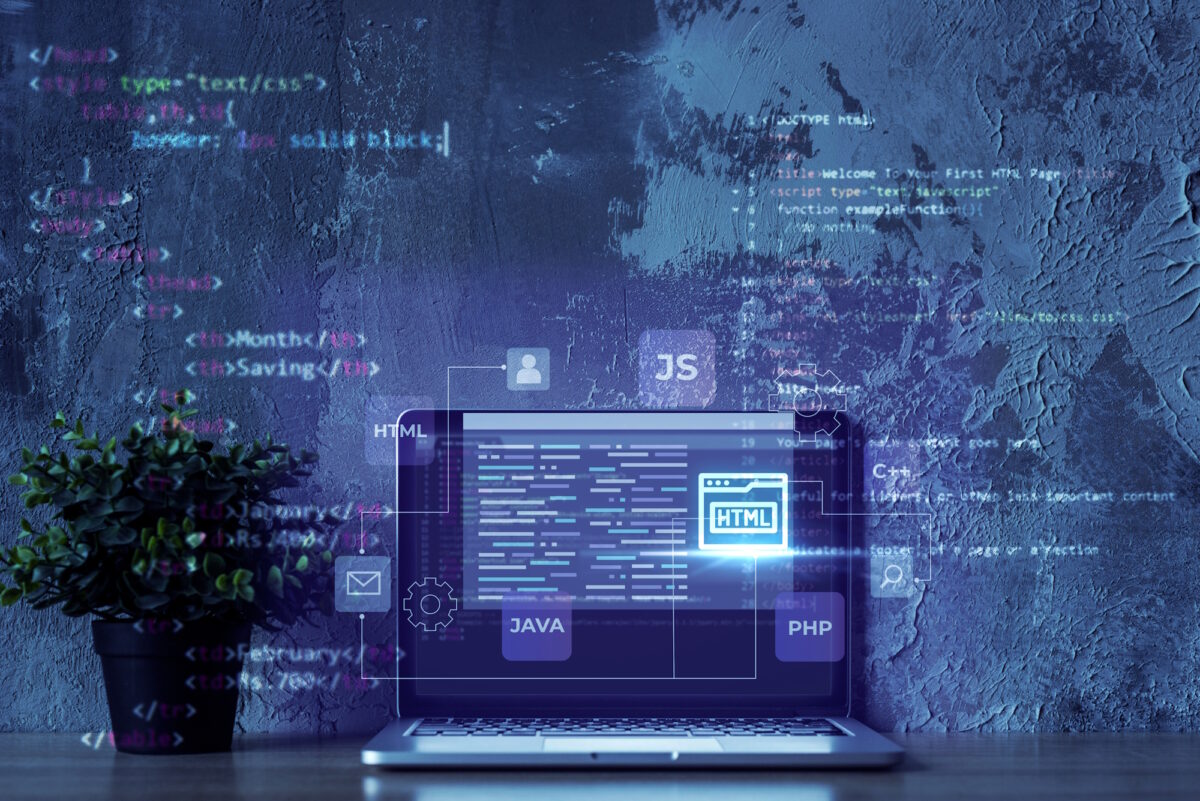 Perbedaan Coding dan Programming yang Wajib Diketahui - BINUS Online