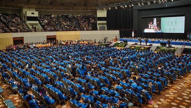 Ratusan Wisudawan BINUS Online Catat Peningkatan Karier