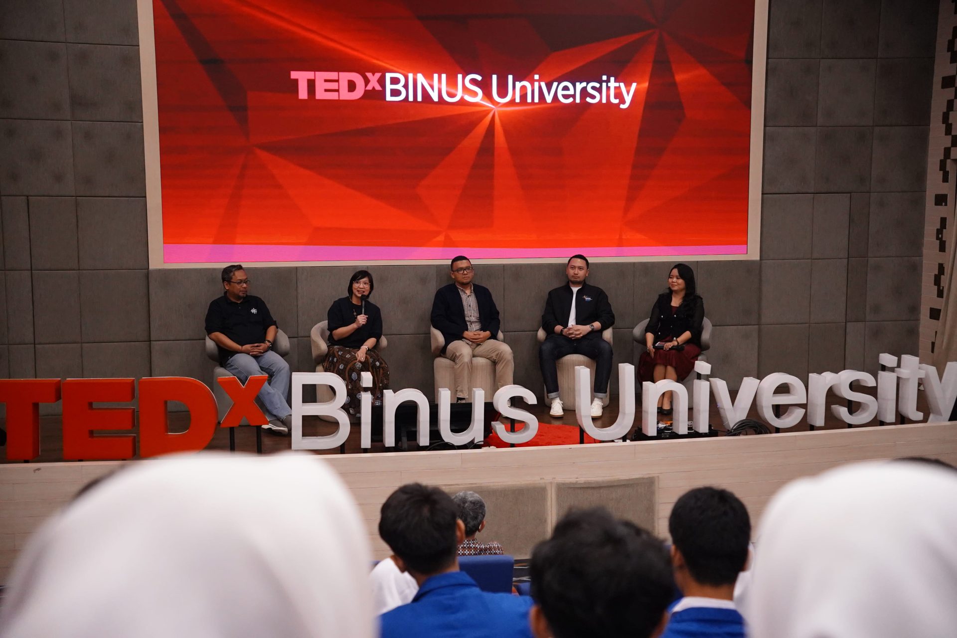 MENJAWAB TANTANGAN ERA DIGITAL DENGAN ETIKA BERTEKNOLOGI DAN PENINGKATAN KETERAMPILAN DIRI BERSAMA TEDX BINUS UNIVERSITY